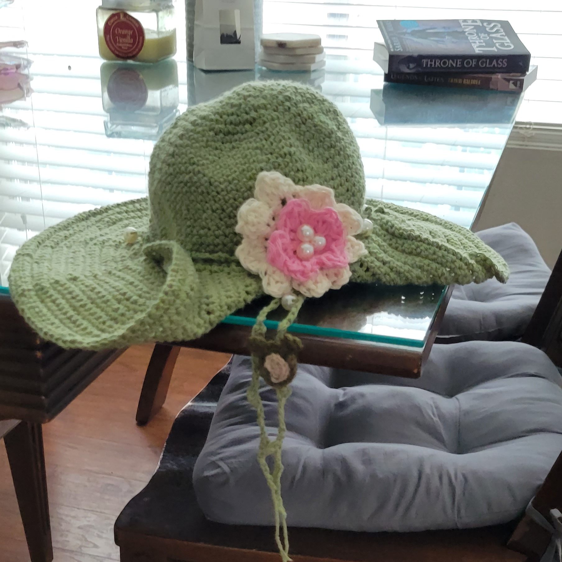 crochet lily pad hat back with flower