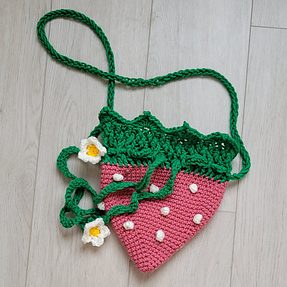 crochet strawberry bag, flat with the top open