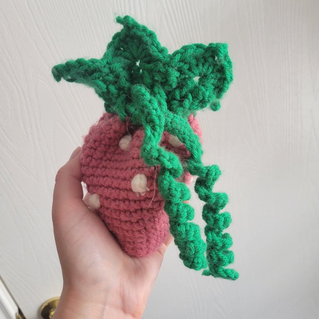 crochet strawberry dice bag closed