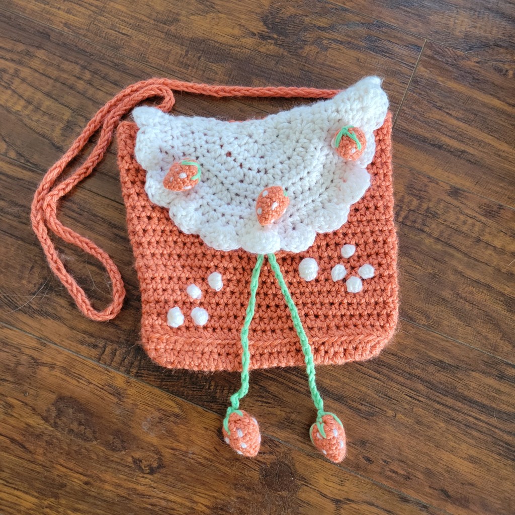 crochet strawberry side bag, flat